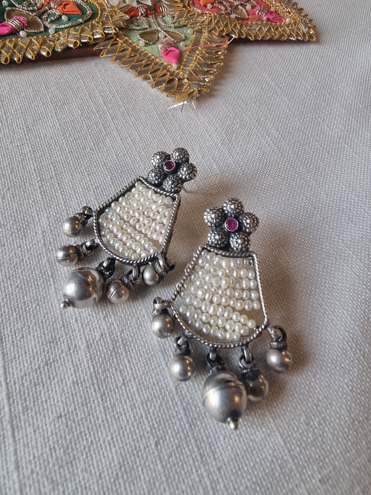 FALGUN. Pearl and silver unique earring.