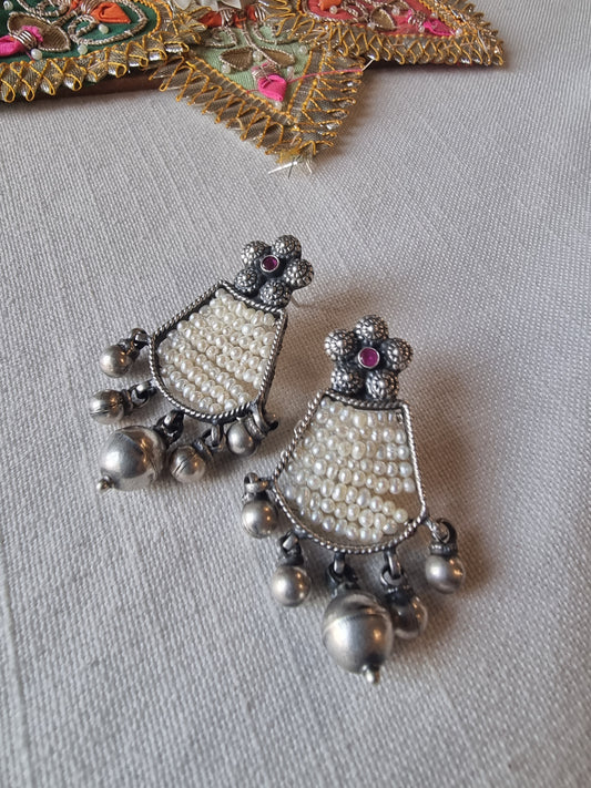 FALGUN. Pearl and silver unique earring.