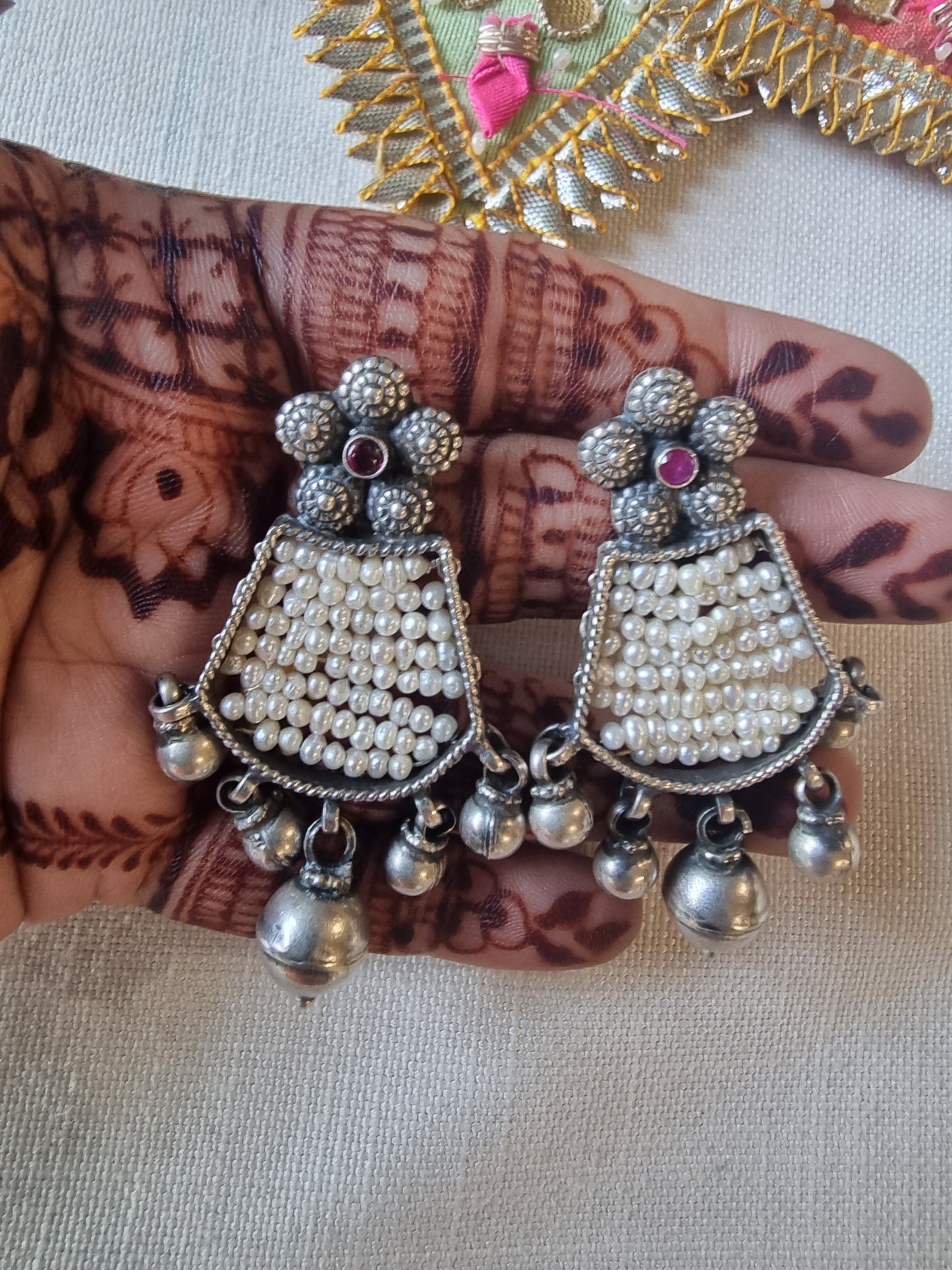 FALGUN. Pearl and silver unique earring.