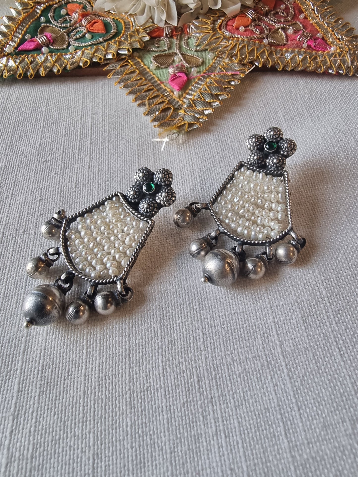 FALGUN. Pearl and silver unique earring.