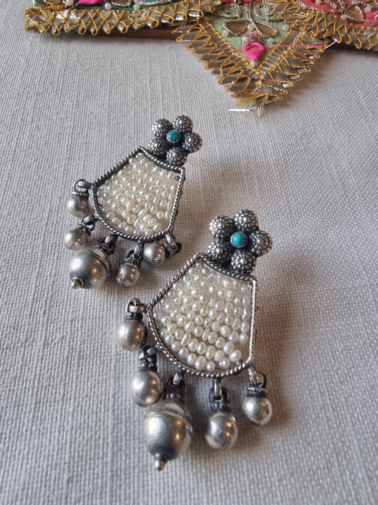 FALGUN. Pearl and silver unique earring.